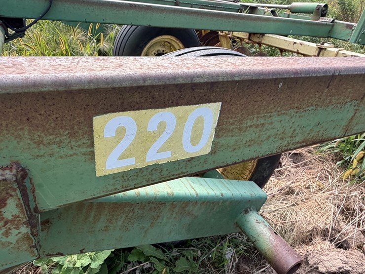 john-deere-220-image-9