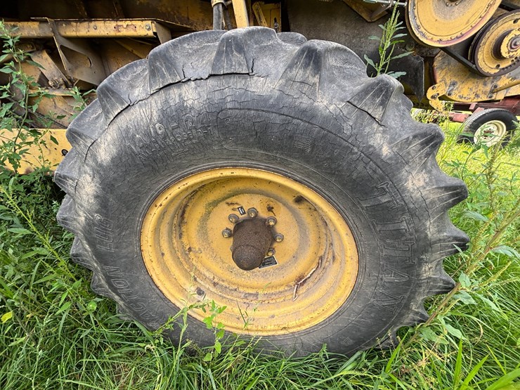 new-holland-tr98-image-42