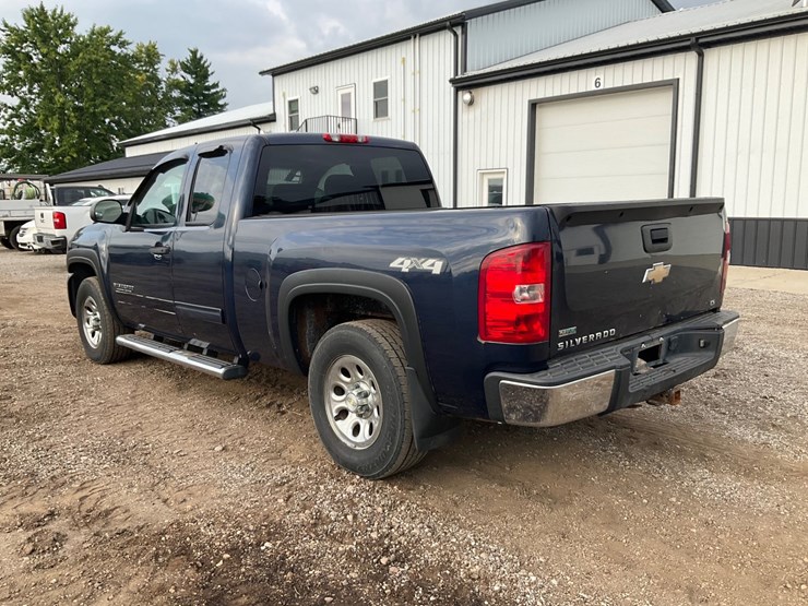 #2052-•-2010-chevrolet-silverado-4x4-pickup-truck-image-3