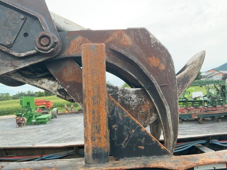 2015-deere-335d-image-33
