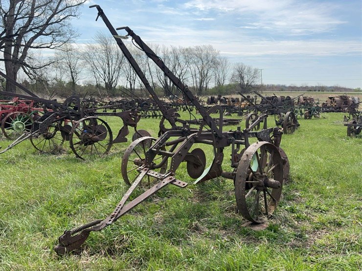 case-two-bottom-14”-pull-type-plow-image-7