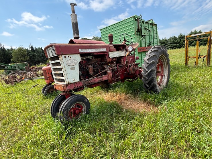 #2567-•-mccormick-farmall-560-gas-tractor-image-2