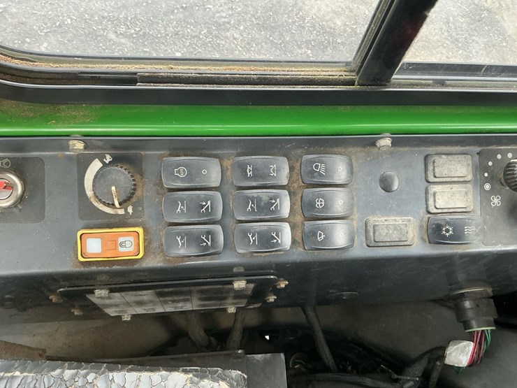 2015-deere-335d-image-23