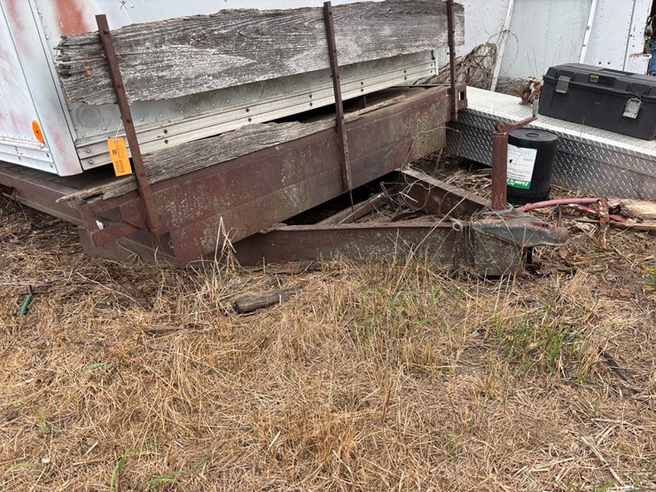 #2589-•-16'-tandem-axle-flatbed-trailer-(no-title,-for-parts)-image-1