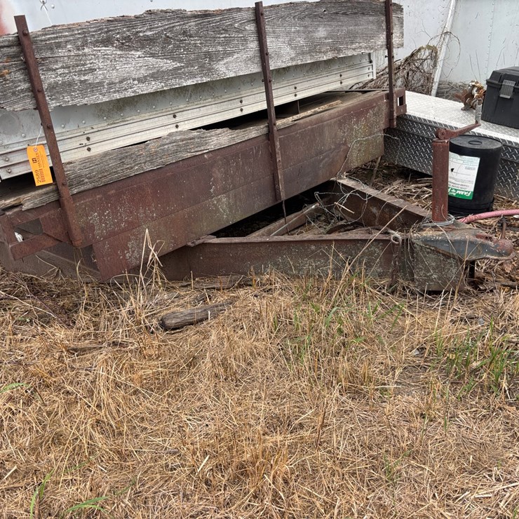 #2589 • 16' Tandem Axle Flatbed Trailer (No Title, For Parts)