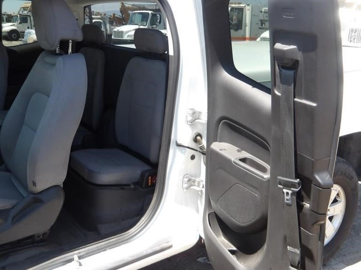 2016-gmc-canyon-image-19