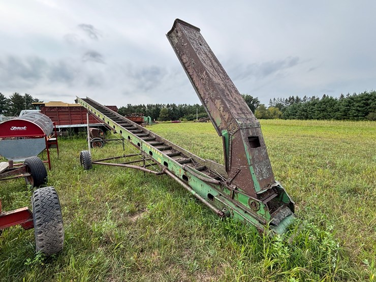 john-deere-300-image-1