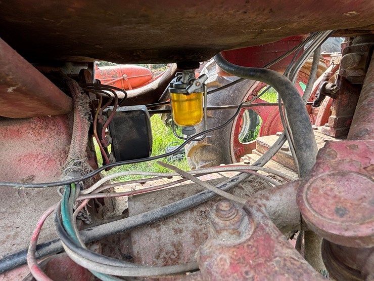 #2567-•-mccormick-farmall-560-gas-tractor-image-30