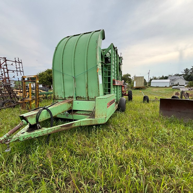 #2617 • Owatonna 540 Stacker