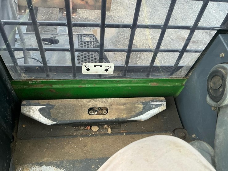 2015-deere-335d-image-19