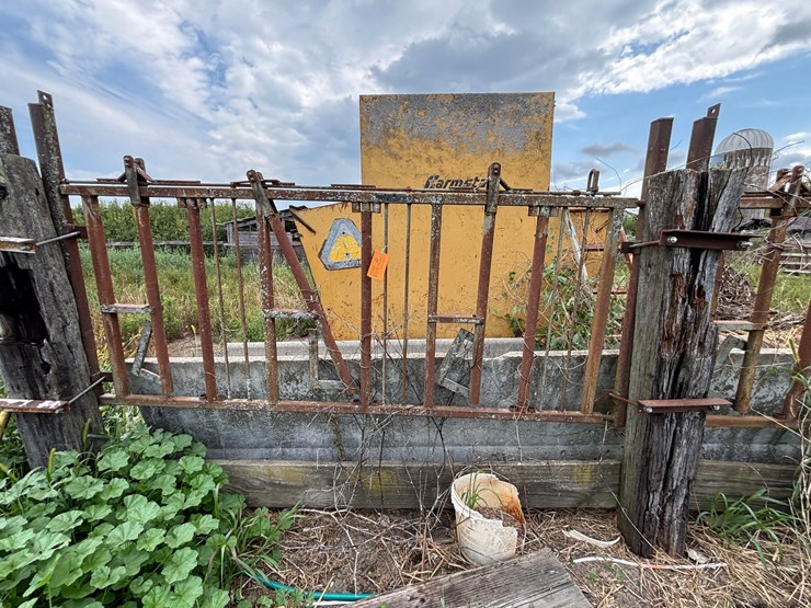 #2590-•-(4)-farm-shop-self-locking-head-gates-image-2
