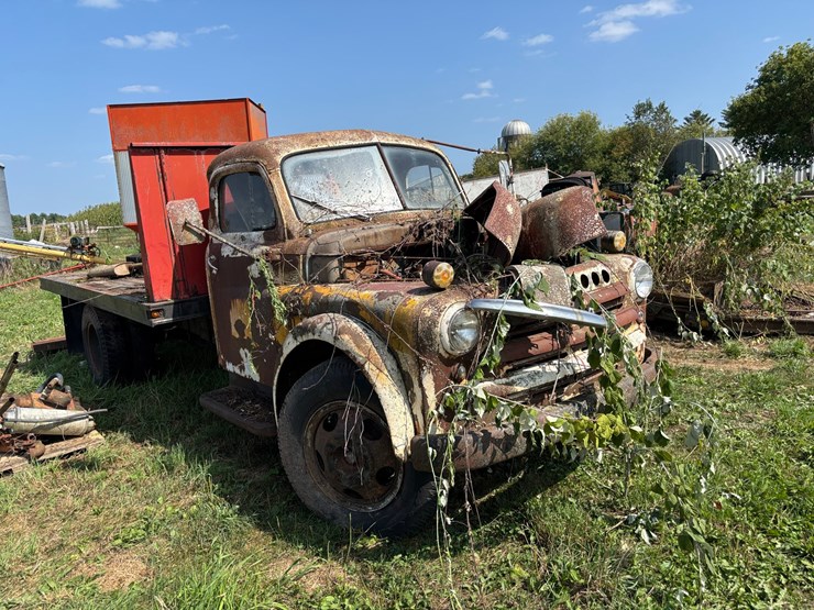 #2583-•-dodge-flatbed-truck-(no-title,-for-parts)-image-3