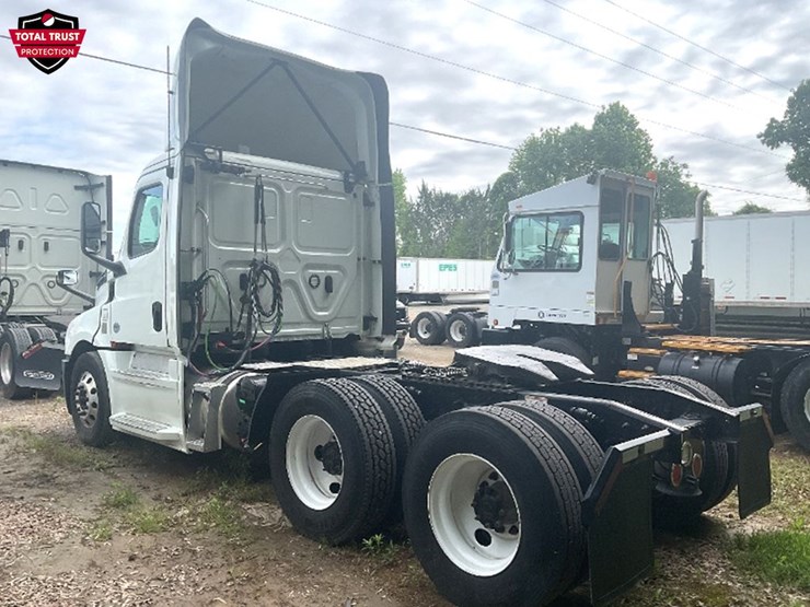 2020-freightliner-cascadia-126-image-2