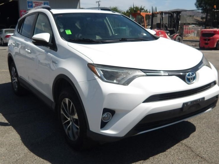 2016-toyota-rav4-image-2