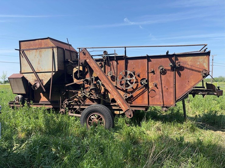 holt-caterpillar-pull-type-combine-image-8