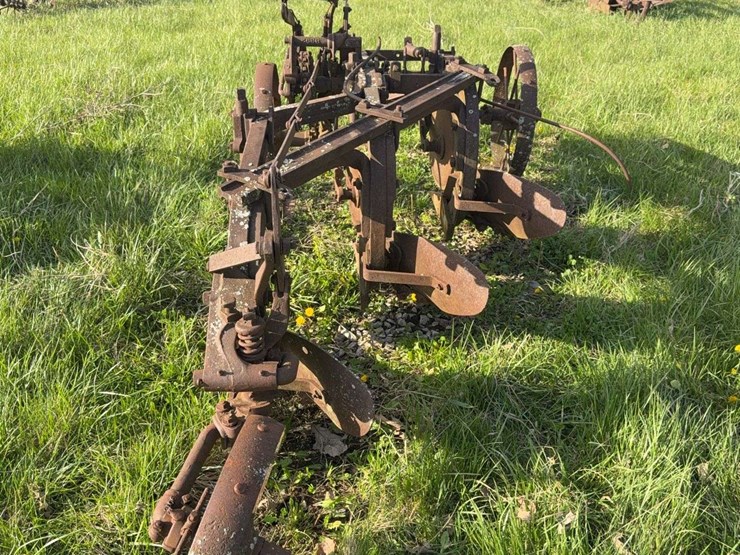 three-bottom-plow-image-3
