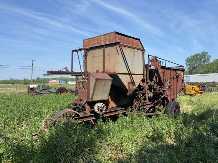 holt-caterpillar-pull-type-combine-image-1