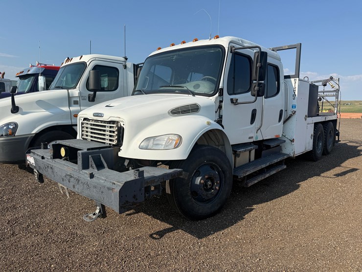 2004-freightliner-business-class-m2-106-service-truck-image-1