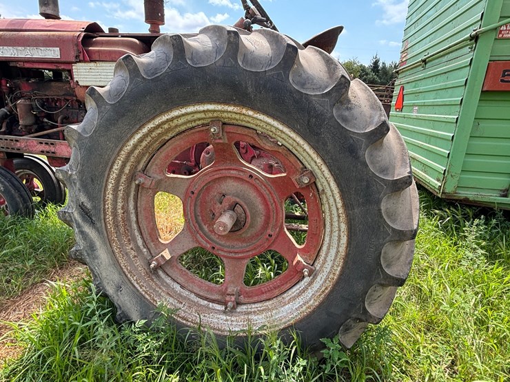 #2567-•-mccormick-farmall-560-gas-tractor-image-25