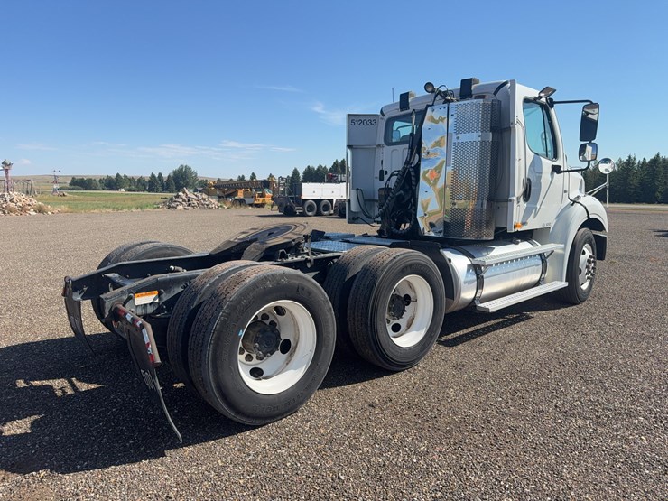 2012-freightliner-business-class-m2-112-day-cab-semi-image-4
