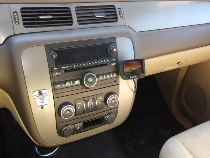2014-chevrolet-tahoe-image-18