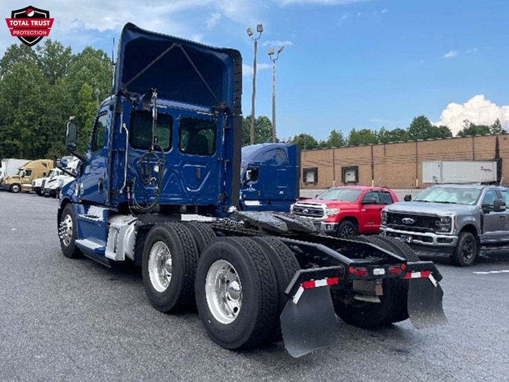 2019-freightliner-cascadia-126-image-2