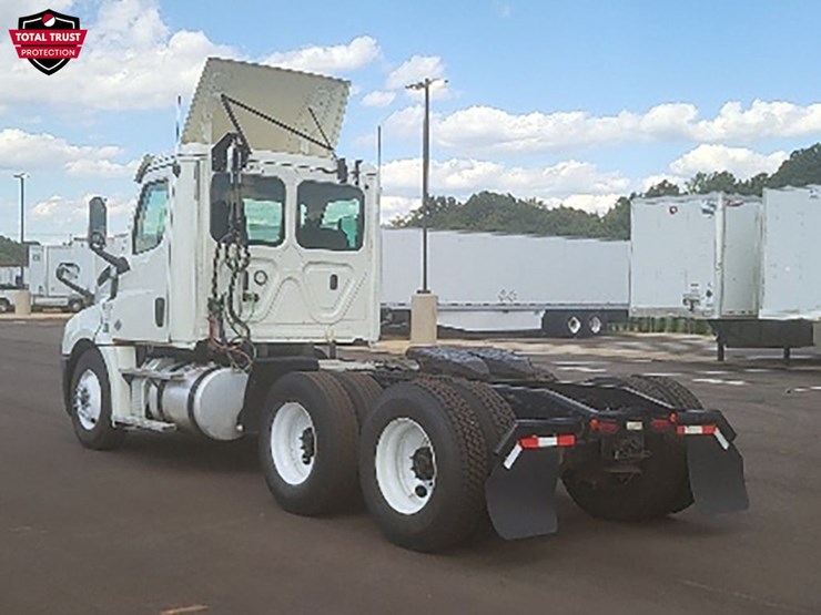 2019-freightliner-cascadia-126-image-2