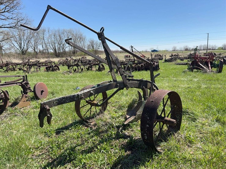 walking-plow-with-steel-wheels-&-trip-lift-image-7