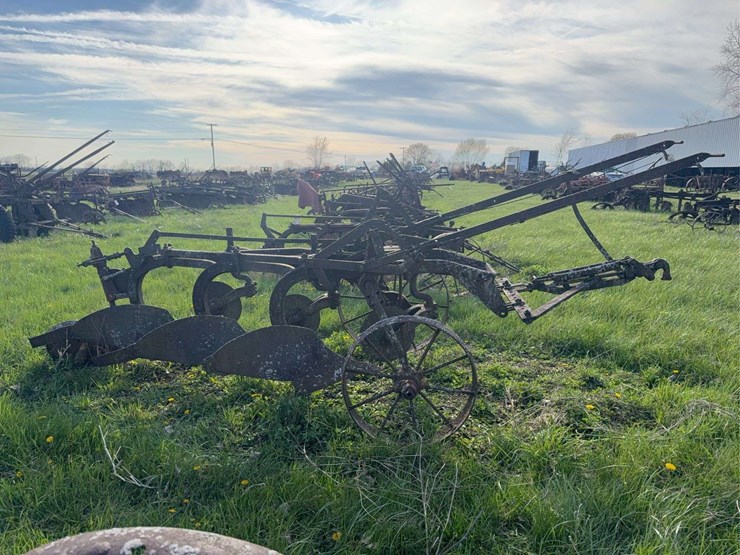 ihc-3-bottom-plow-image-2