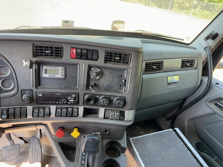 2018-kenworth-t680-image-31