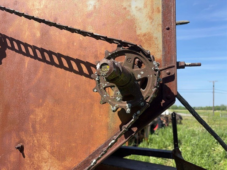 holt-caterpillar-pull-type-combine-image-46