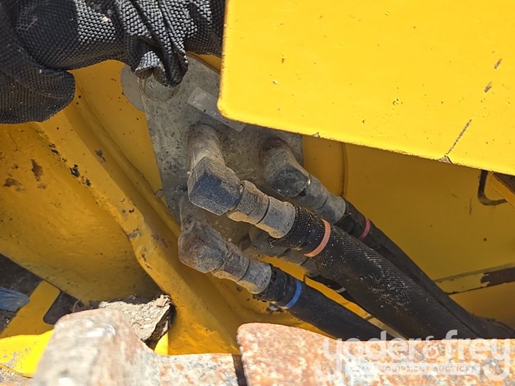 2023-komatsu-d61px-24-image-29