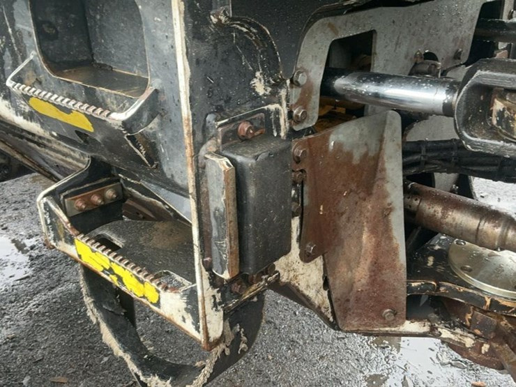 2014-deere-648h-image-44