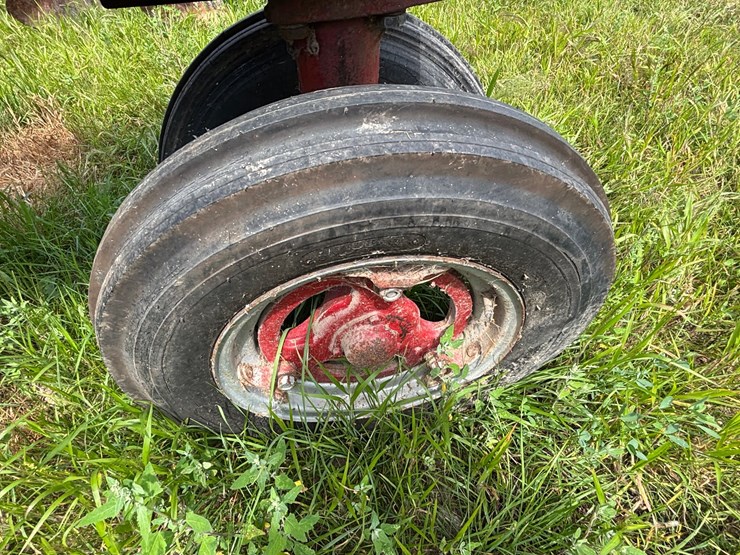 #2567-•-mccormick-farmall-560-gas-tractor-image-42