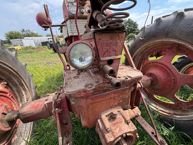 #2567-•-mccormick-farmall-560-gas-tractor-image-16