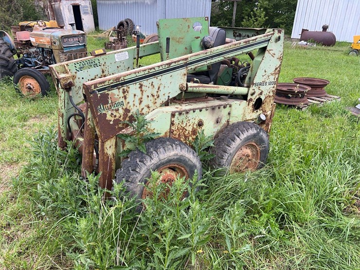 omc-1200-mustang-skid-loader-image-1