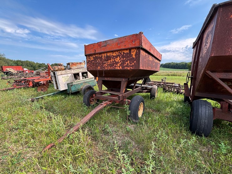 #2644-•-kelly-gravity-box-on-running-gear-image-1