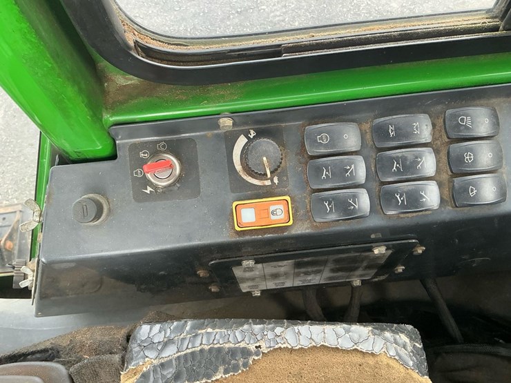2015-deere-335d-image-22