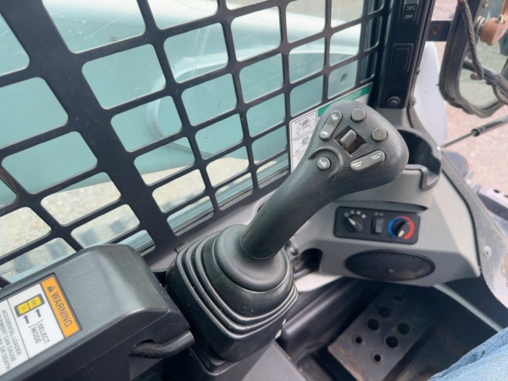 2020-bobcat-t740-image-23