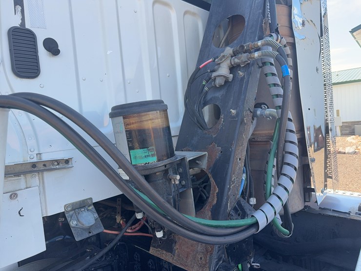2012-freightliner-business-class-m2-112-day-cab-semi-image-20