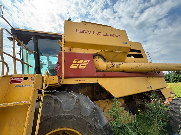 new-holland-tr86-image-22