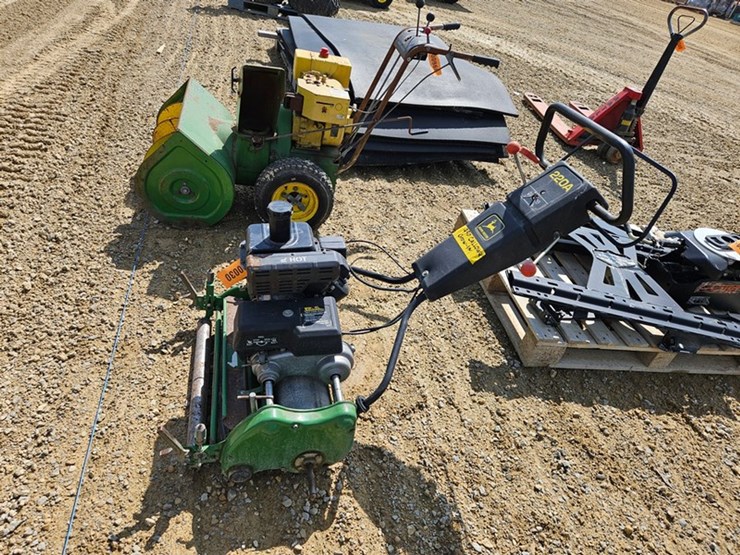 #30-•-john-deere-220a-greens-mower-image-2
