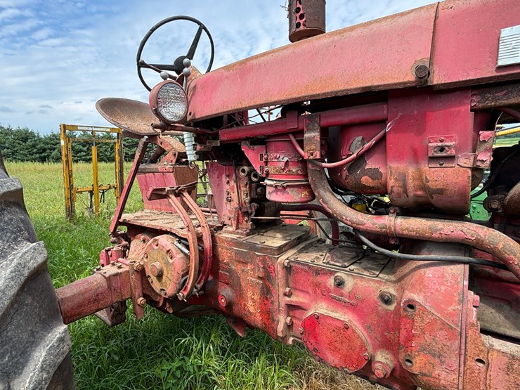 #2567-•-mccormick-farmall-560-gas-tractor-image-37