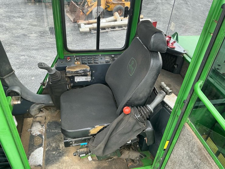 2015-deere-335d-image-18