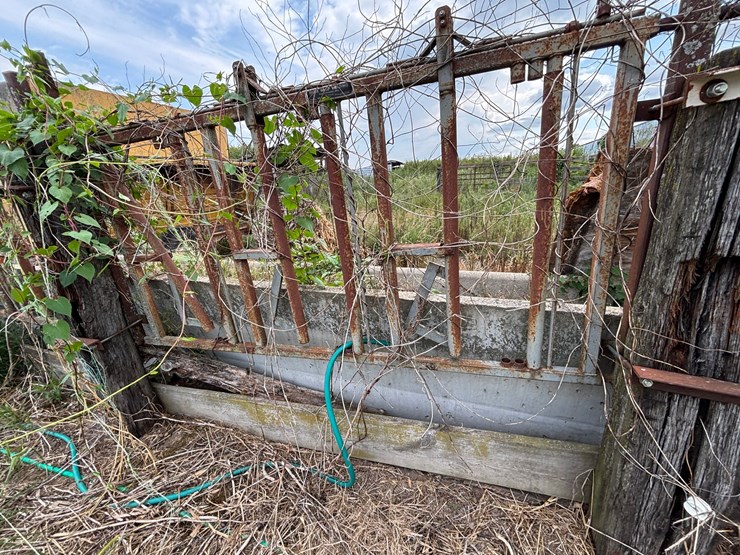 #2590-•-(4)-farm-shop-self-locking-head-gates-image-9