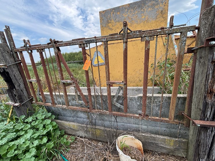 #2590-•-(4)-farm-shop-self-locking-head-gates-image-4