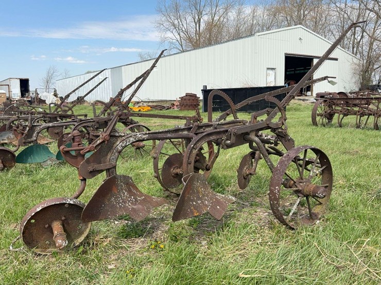case-two-bottom-14”-pull-type-plow-image-3