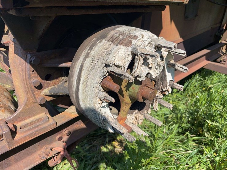 holt-caterpillar-pull-type-combine-image-9