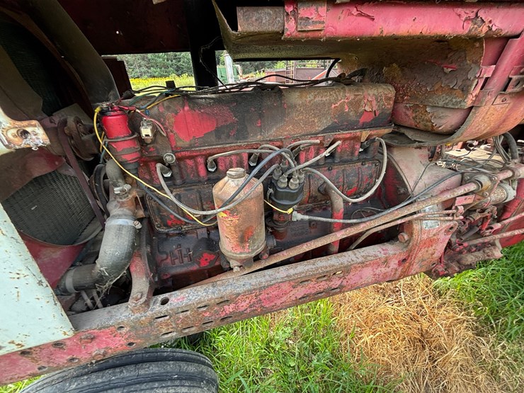 #2567-•-mccormick-farmall-560-gas-tractor-image-12