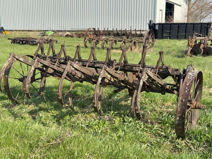 ihc-7ft-field-cultivator-image-4